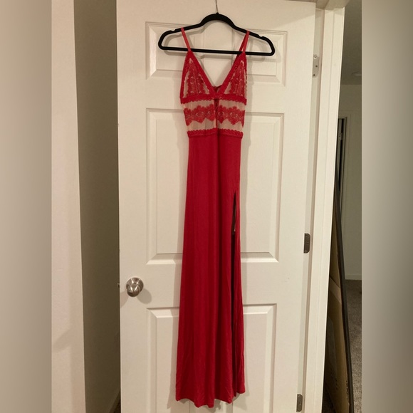 RED LONG FORMAL DRESS SIZE SMALL - Picture 1 of 1
